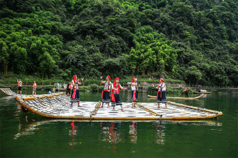 Hubei : des spectacles folkloriques sur des sites touristiques offrent une expérience culturelle