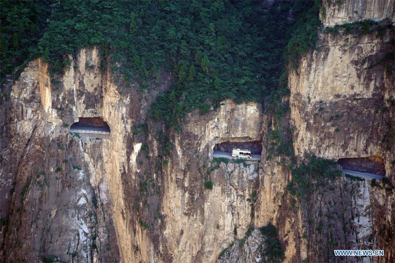 Chine : une route creusée dans la falaise au Shanxi