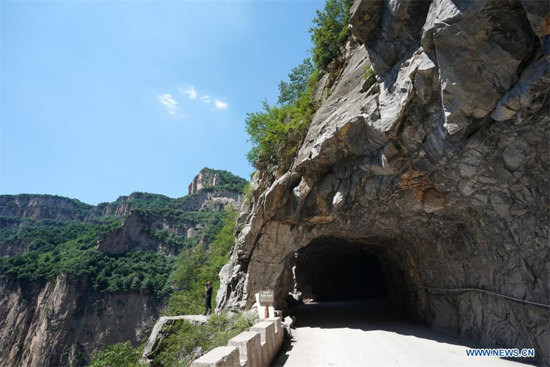 Chine : une route creusée dans la falaise au Shanxi