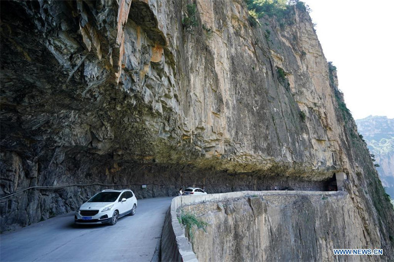 Chine : une route creusée dans la falaise au Shanxi