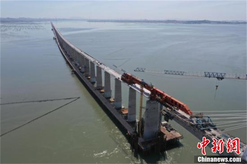 La machine de construction de ponts et de rails à grande vitesse de mille tonnes ? Kunlun ?,a achevé les travaux de pose en mer