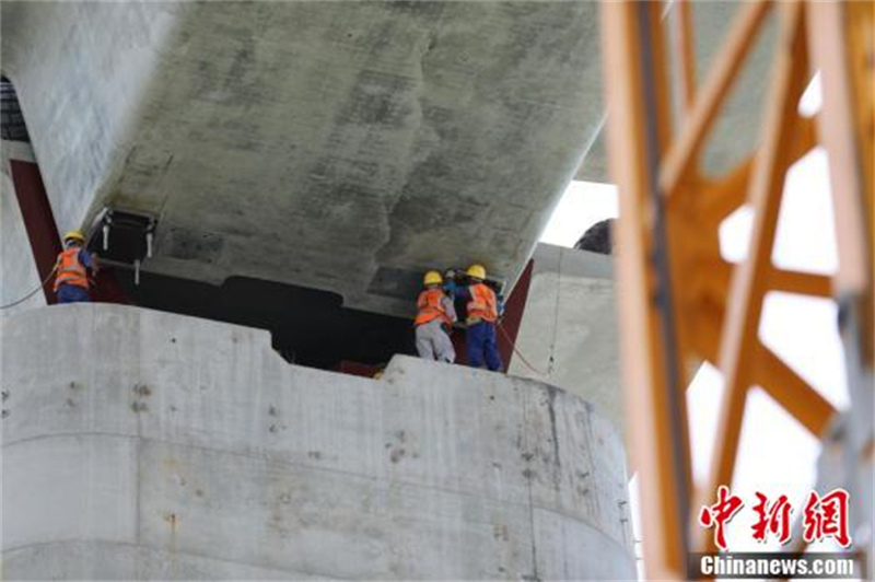 La machine de construction de ponts et de rails à grande vitesse de mille tonnes ? Kunlun ?,a achevé les travaux de pose en mer