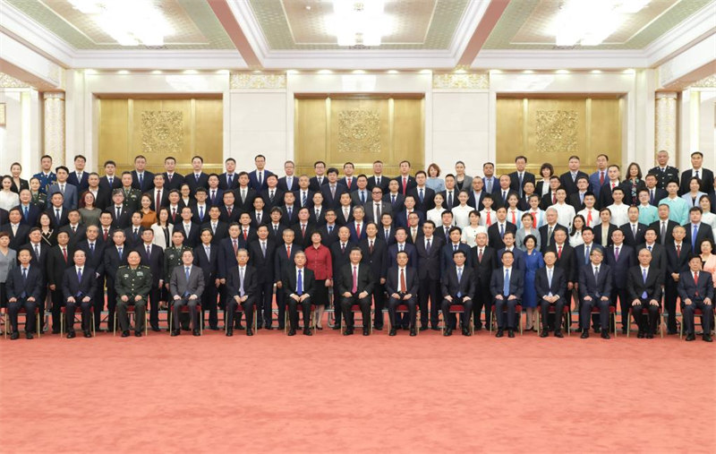 Xi Jinping salue les participants aux préparatifs pour les célébrations du centenaire du PCC