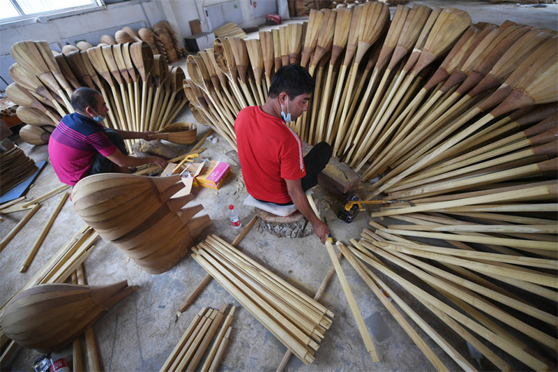 à la découverte du Xinjiang : les villageois bénéficient de revenus croissants grace aux instruments de musique