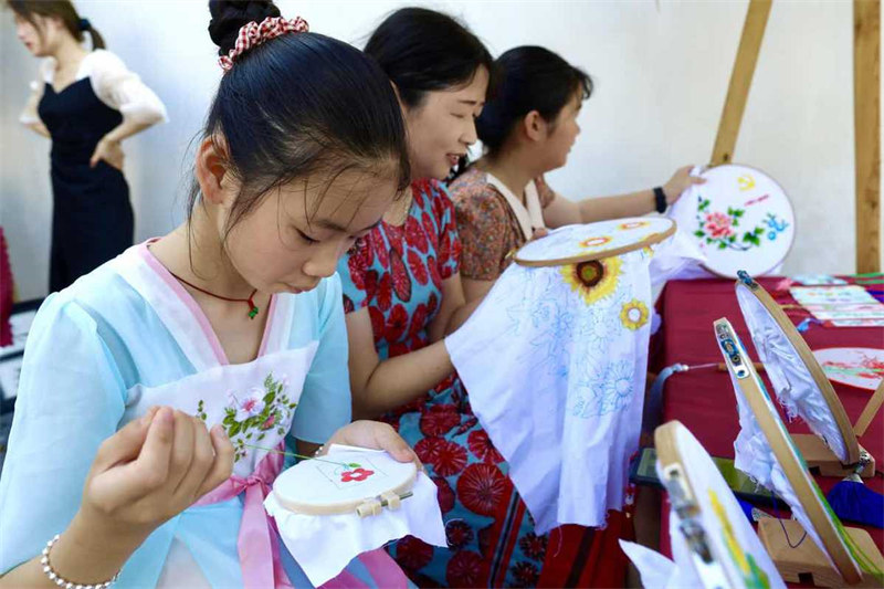 Un village ancien du Zhejiang accueille des touristes d'été