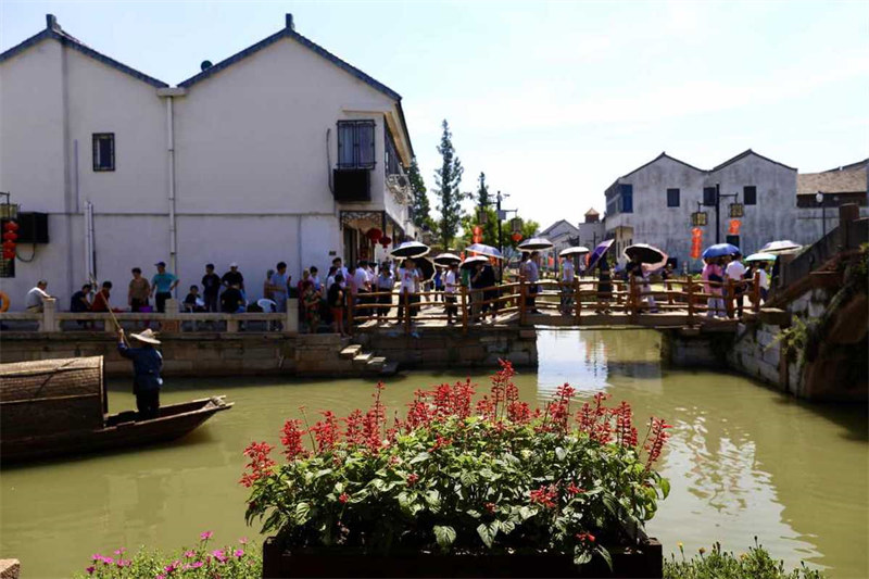 Un village ancien du Zhejiang accueille des touristes d'été