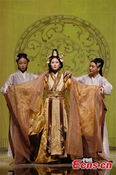 Un spectacle des costumes chinois anciens illumine la ? culture de la soie ?