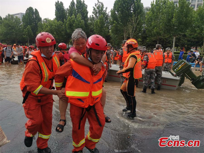 Des patients transférés d'un h?pital inondé à Zhengzhou