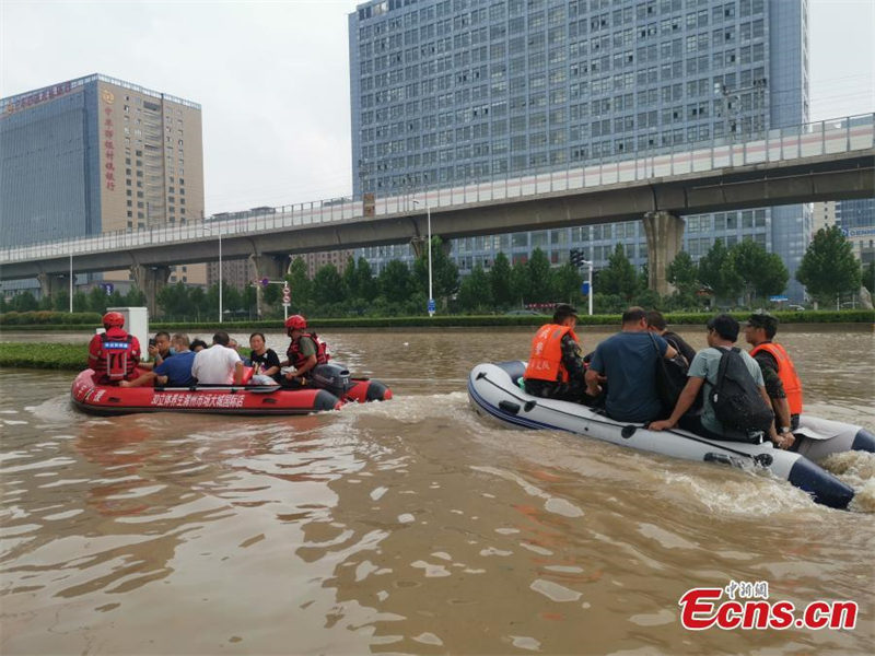 Des patients transférés d'un h?pital inondé à Zhengzhou