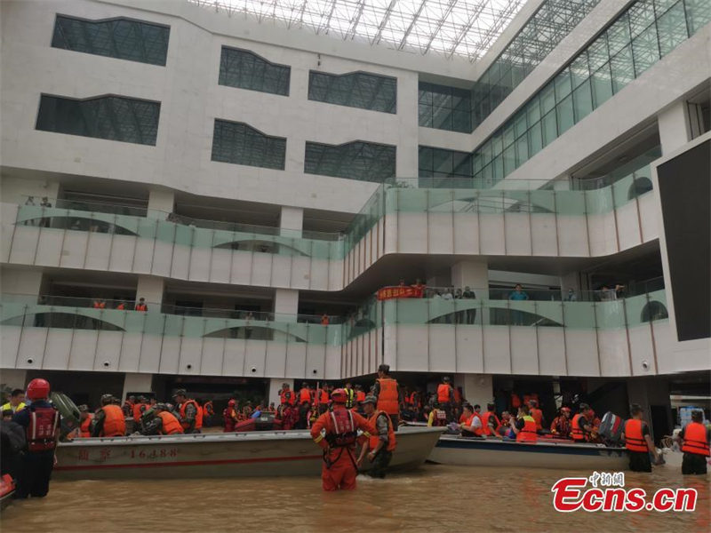 Des patients transférés d'un h?pital inondé à Zhengzhou