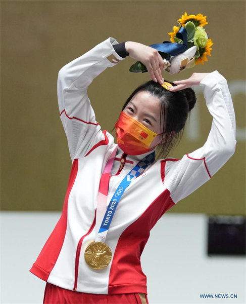 JO de Tokyo : cérémonie de remise des médailles de tir à la carabine à air 10m femmes