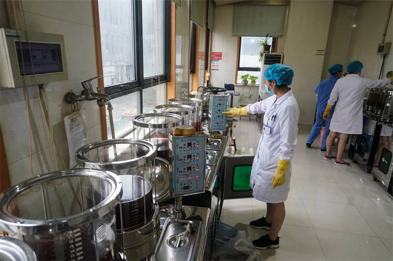 Nanjing : le r?le de la décoction de médecine chinoise dans la lutte contre la COVID-19