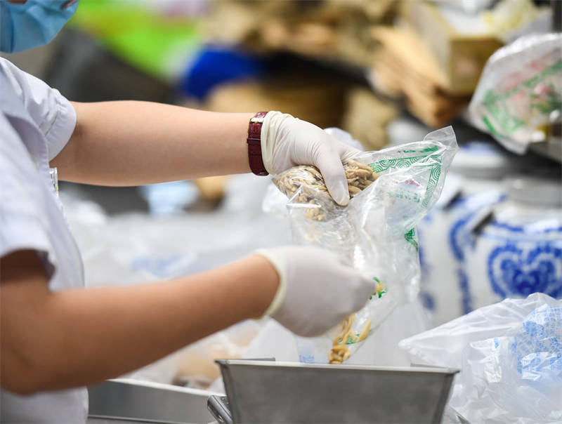 Nanjing : le r?le de la décoction de médecine chinoise dans la lutte contre la COVID-19