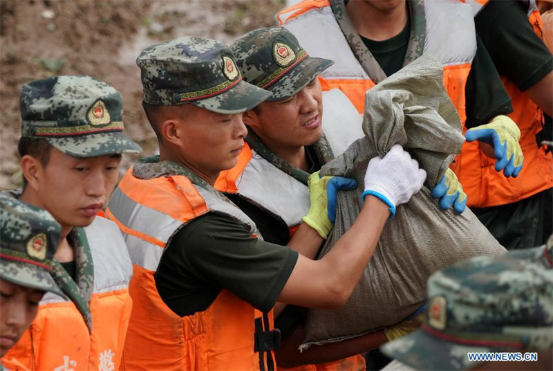 Les sauveteurs et les habitants renforcent un remblai à Xunxian, dans le Henan