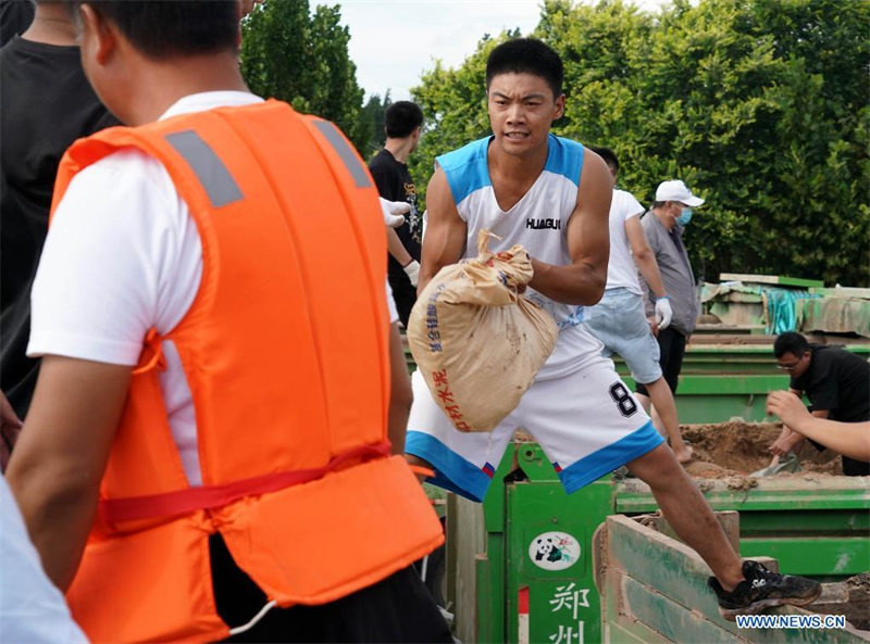 Les sauveteurs et les habitants renforcent un remblai à Xunxian, dans le Henan