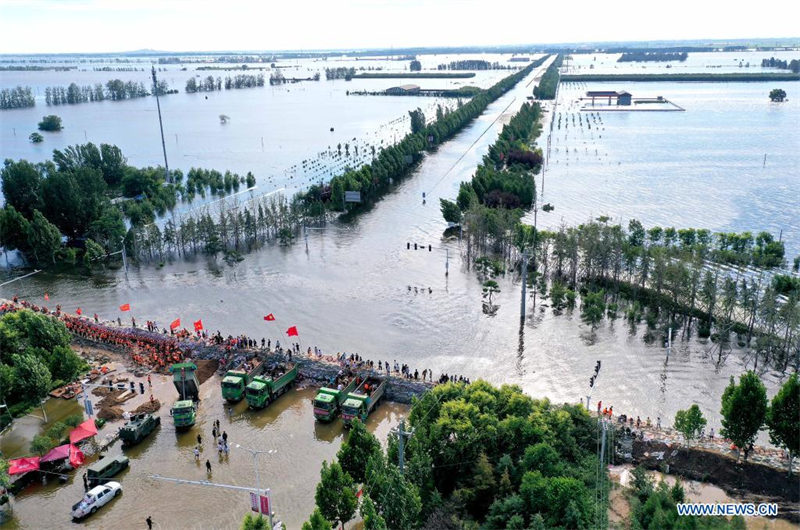 Les sauveteurs et les habitants renforcent un remblai à Xunxian, dans le Henan