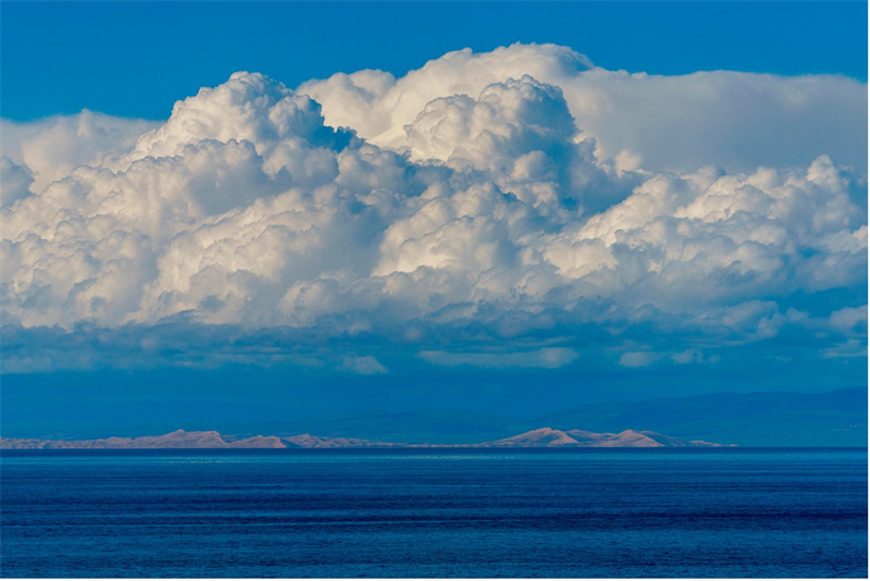 Admirez les paysages magnifiques le long du lac Qinghai