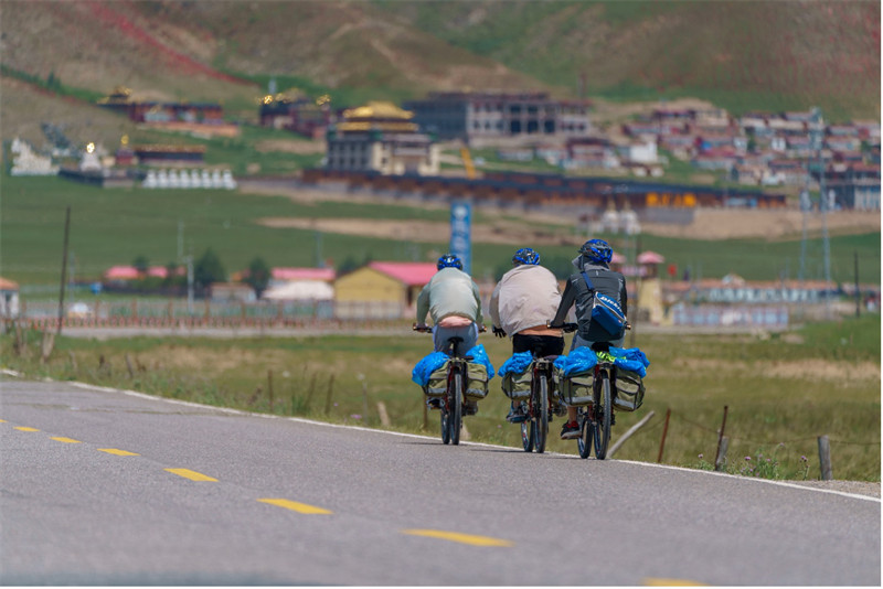 Admirez les paysages magnifiques le long du lac Qinghai