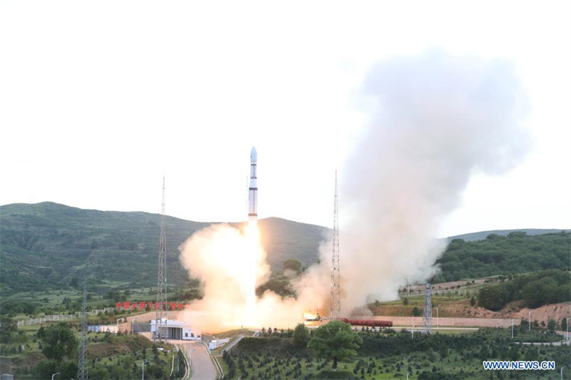 La Chine envoie deux satellites multimédia en orbite