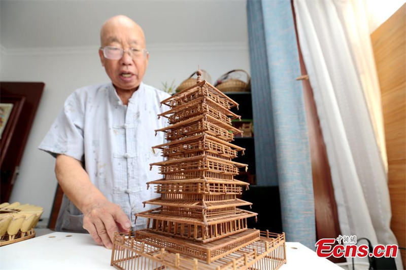 Un artisan chevronné enregistre l'histoire locale avec des maquettes en bambou