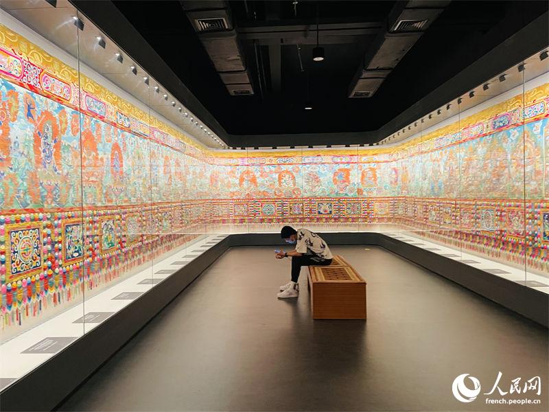 Avec ses 618 mètres de long, découvrez le plus long thangka du monde, véritable ? encyclopédie tibétaine ?