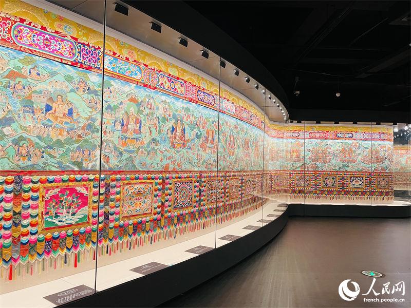 Avec ses 618 mètres de long, découvrez le plus long thangka du monde, véritable ? encyclopédie tibétaine ?