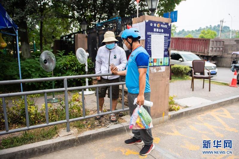 Pour vaincre la COVID-19, les livreurs des plats à domicile travaillent sans relache