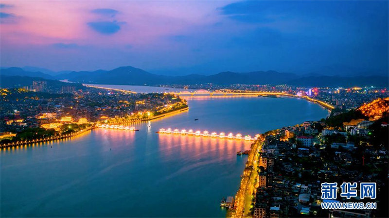 à Chaozhou, dans le Guangdong, on ? détruit le pont après avoir traversé la rivière ?