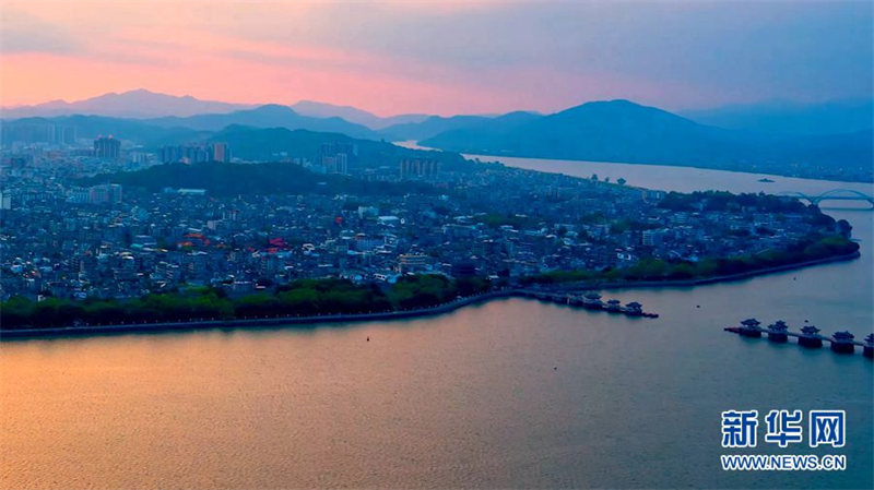 à Chaozhou, dans le Guangdong, on ? détruit le pont après avoir traversé la rivière ?