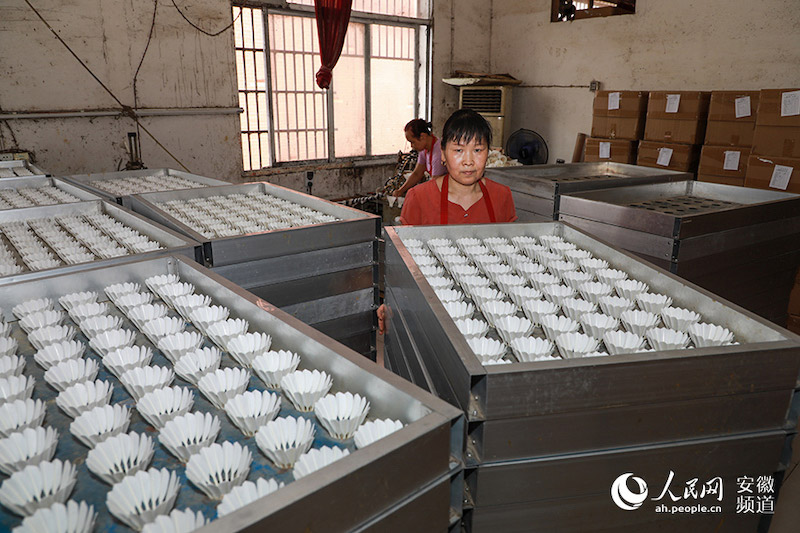 En visite dans un village qui produit 60 millions de volants de badminton par an