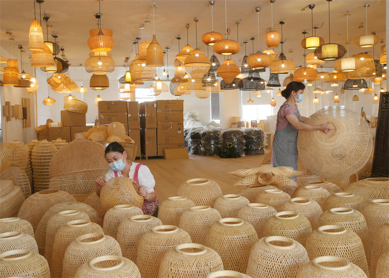 Zhejiang : les lampes en bambou de Huzhou se vendent bien à l'étranger