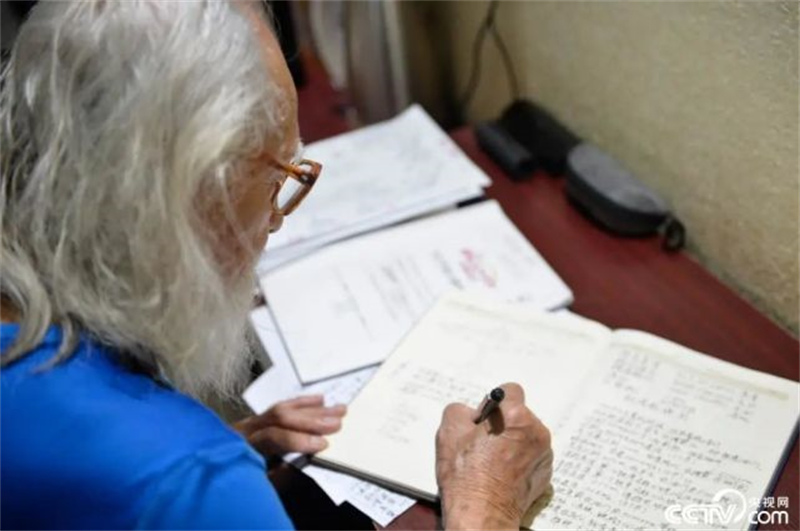 Un grand-père de 85 ans fait voler un avion, établissant le record du pilote chinois le plus agé