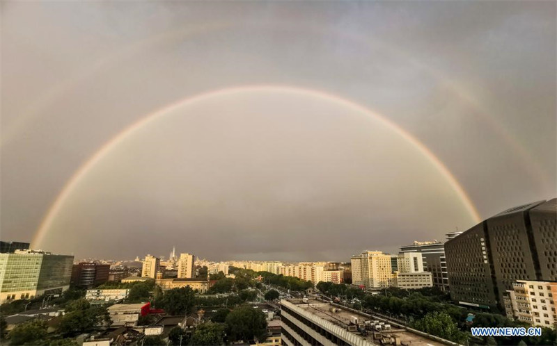 Un double arc-en-ciel appara?t dans le ciel de Beijing après la pluie