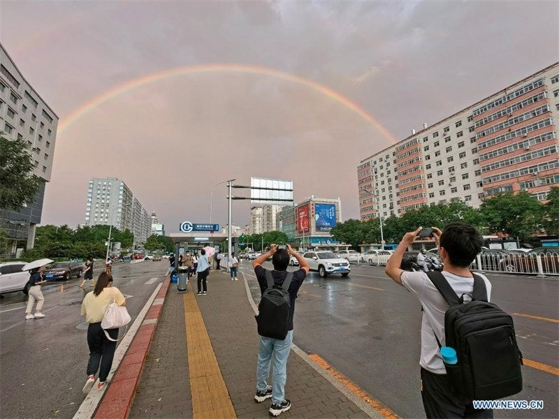 Un double arc-en-ciel appara?t dans le ciel de Beijing après la pluie