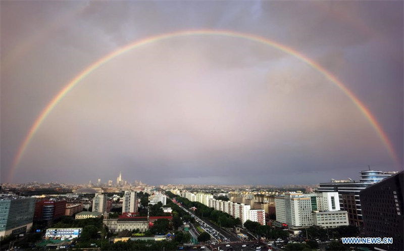 Un double arc-en-ciel appara?t dans le ciel de Beijing après la pluie