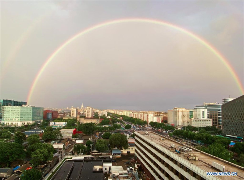 Un double arc-en-ciel appara?t dans le ciel de Beijing après la pluie