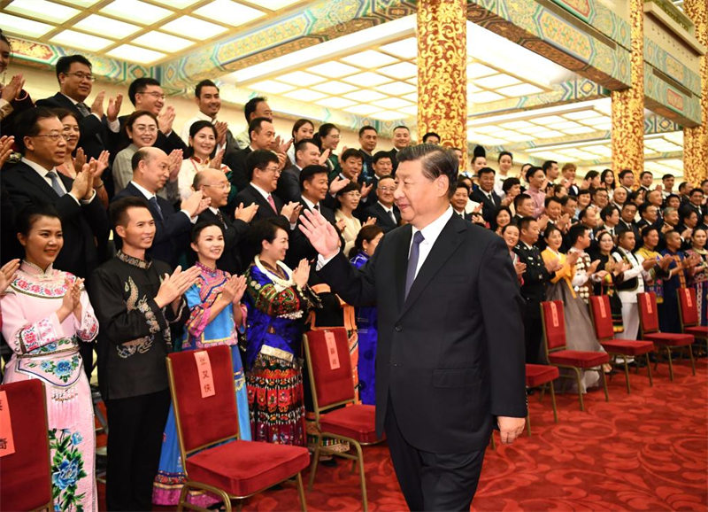 Des dirigeants chinois assistent à un gala consacré aux cultures des minorités ethniques