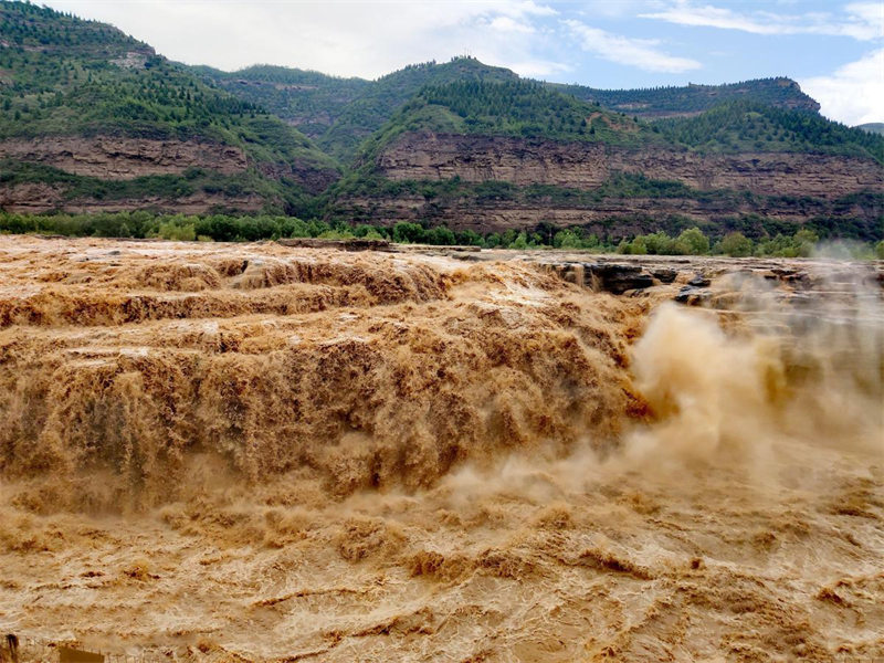 La cascade de Hukou accueille les touristes avec un rugissement tonnant