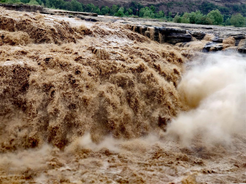 La cascade de Hukou accueille les touristes avec un rugissement tonnant