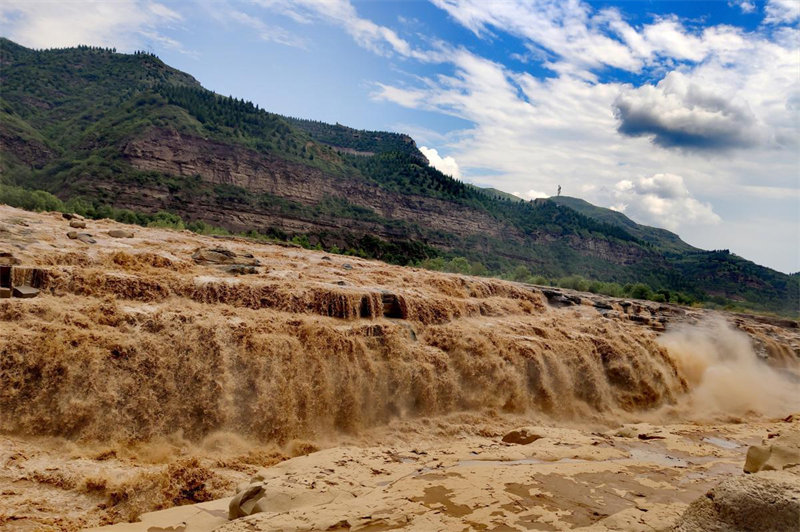 La cascade de Hukou accueille les touristes avec un rugissement tonnant