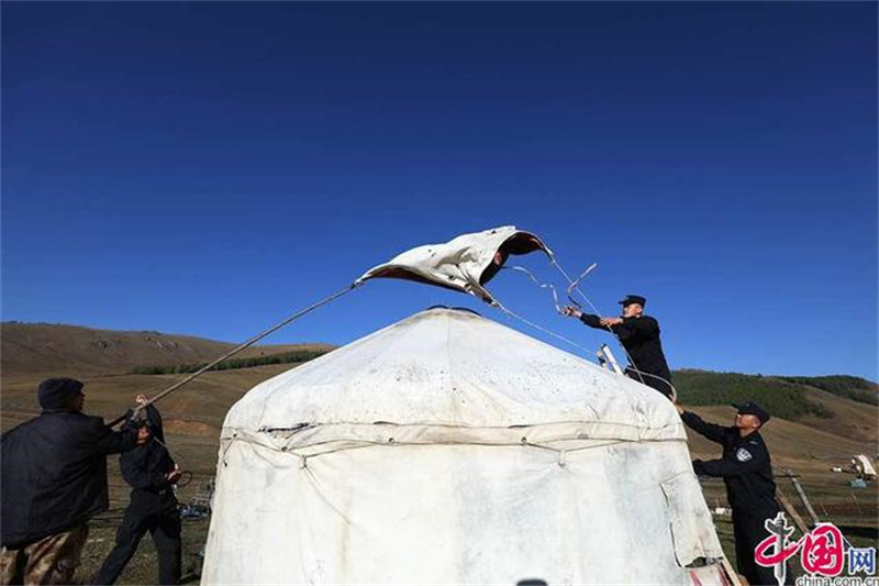 Xinjiang : la grande transhumance des bergers de l'Altay avec l'aide des policiers locaux