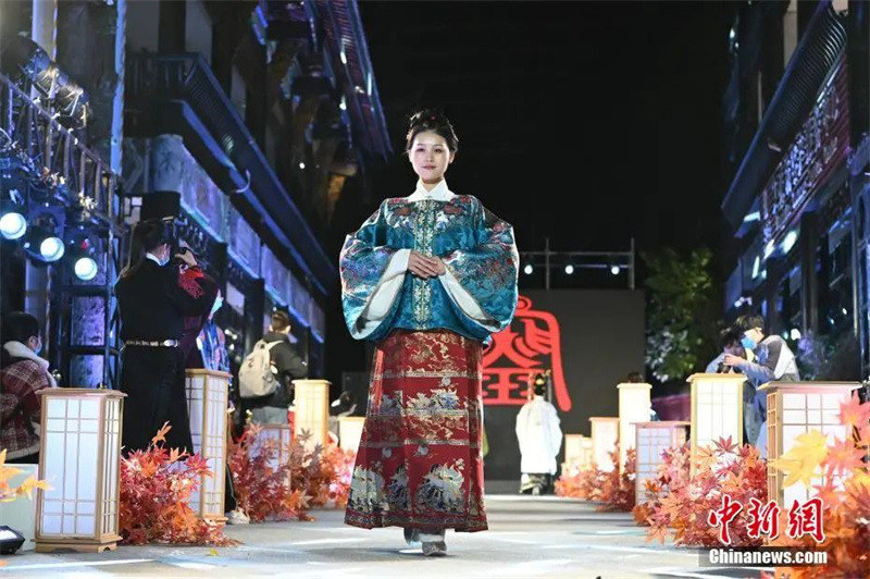 Le Hanfu revient en force chez les jeunes Chinois : quel est le charme de ce vêtement traditionnel aujourd'hui ? 