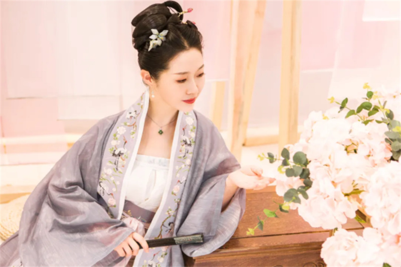 Le Hanfu revient en force chez les jeunes Chinois : quel est le charme de ce vêtement traditionnel aujourd'hui ? 