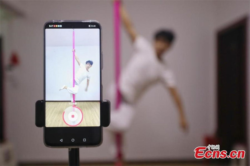 Un septuagénaire du Guizhou fan absolu de pole dance