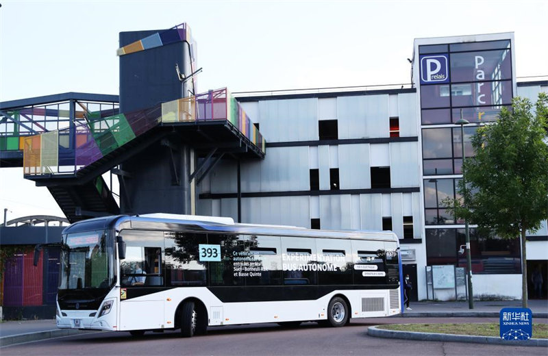 Essais sur route d'un bus autonome chinois à Paris