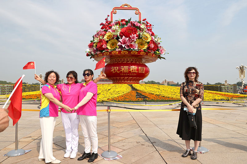 Un panier de fleurs décoré pour la Fête nationale chinoise accueille les visiteurs sur la place Tian'anmen