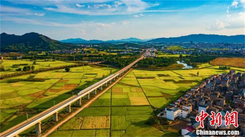 Photos aériennes de champs ruraux dans le Jiangxi, avec le passage de trains à grande vitesse