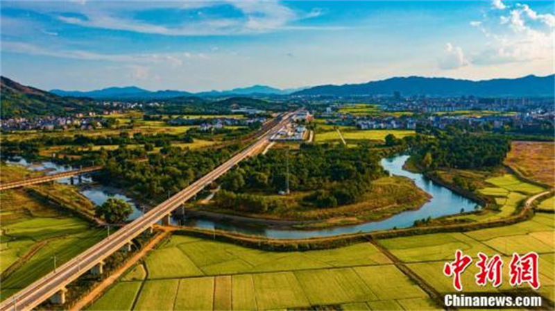 Photos aériennes de champs ruraux dans le Jiangxi, avec le passage de trains à grande vitesse