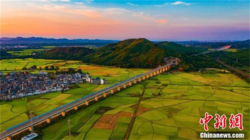 Photos aériennes de champs ruraux dans le Jiangxi, avec le passage de trains à grande vitesse