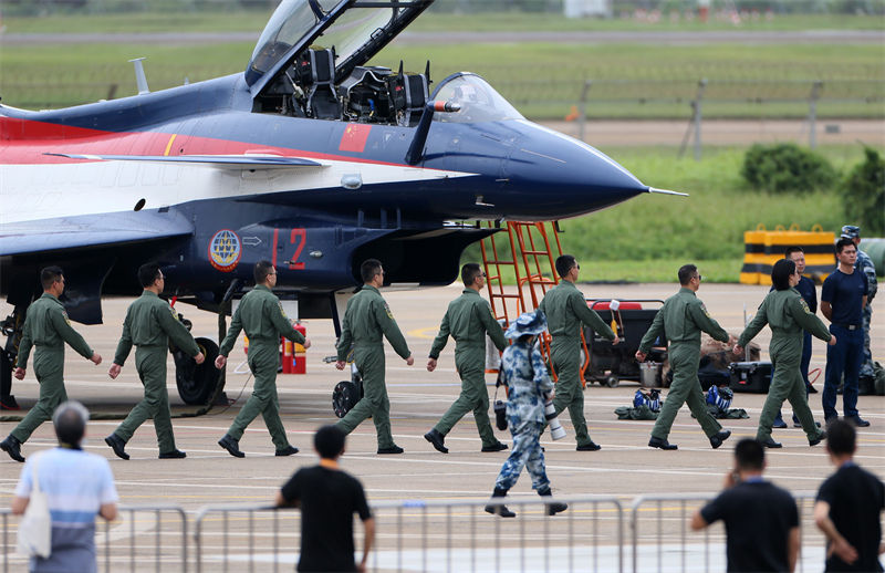 L'équipe de voltige aérienne ? 1er ao?t ? donne un spectacle lors du 13e Salon international d'aviation et d'aérospatiale de Chine